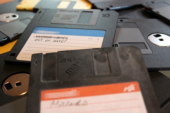 
Trước khi có USB, những chiếc đĩa mềm vừa to vừa nặng được dùng để lưu trữ.