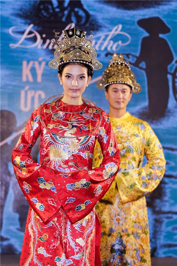 Trương Thị May diện hoàng bào làm “hoàng hậu” trên sàn catwalk