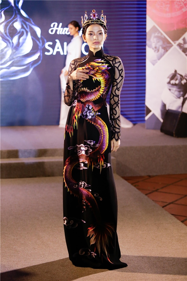 
Ngoài bộ trang phục lấy ý tưởng từ hoàng bào, trong chương trình Trương Thị May còn trình diễn một bộ áo dài khác cũng làm bằng chất liệu lụa, thêu 3D có phần đơn giản hơn.