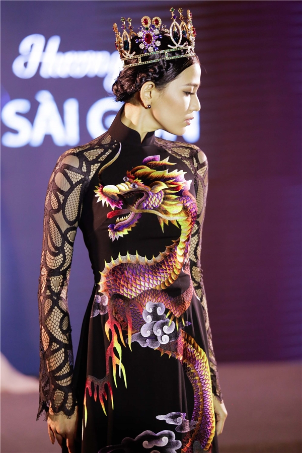 Trương Thị May diện hoàng bào làm “hoàng hậu” trên sàn catwalk