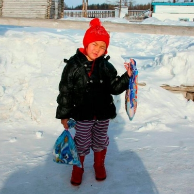 
Cô bé Saglana đi dọc theo một con sông đóng băng dưới tiết trời âm 24 độ C trong suốt 3 tiếng đồng hồ