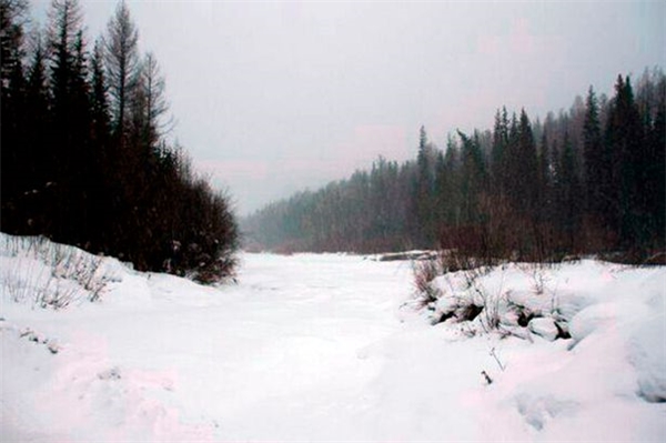 
Con đường ven sông đóng băng phủ đầy tuyết mà Saglana đã phải đi qua.