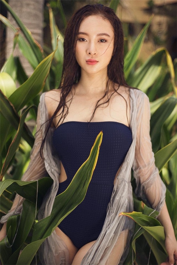 
Angela Phương Trinh chọn khoe dáng với thiết kế cúp ngực, đan len móc màu đen cá tính.