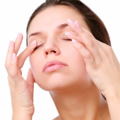 
Bị axit bắn vào mắt là cực kì nguy hiểm, gây nguy cơ mù lòa cao.