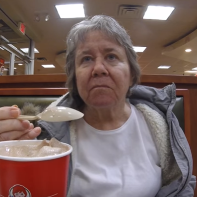 
Bà Molly, 65 tuổi, được chẩn đoán mắc bệnh mất trí nhớ đã 2 năm