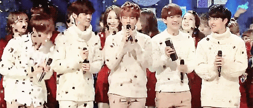 
Khi EXO chiến thắng, những sao nữ đứng sau chỉ cười nhẹ nhàng, vỗ tay chúc mừng đồng nghiệp.