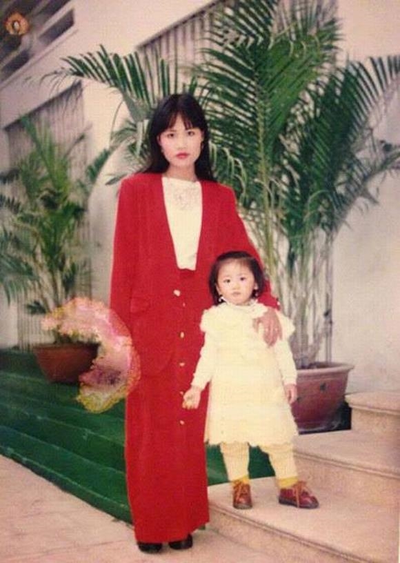 
Hình ảnh Văn Mai Hương và mẹ trong một buổi tiệc cưới khi cô còn rất nhỏ. - Tin sao Viet - Tin tuc sao Viet - Scandal sao Viet - Tin tuc cua Sao - Tin cua Sao