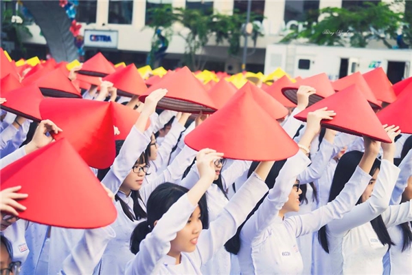 
Những nữ sinh xếp thành hình ảnh cờ đỏ sao vàng, bản đồ Việt Nam, diễu hành trên phố Nguyễn Huệ