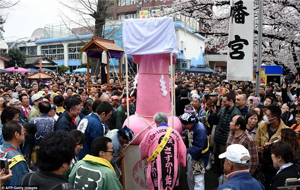 
Vào dịp lễ hội, những bức tượng khổng lồ có hình bộ phận sinh dục nam được trưng bày ở khắp nơi trong TP Kawasaki. 