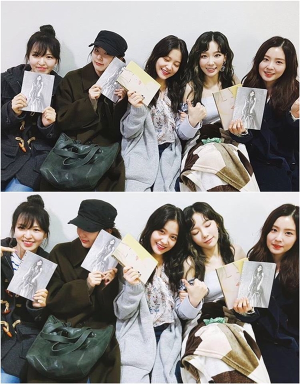 
Red Velvet đã đến để cổ vũ sân khấu quảng bá "Fine" cho Taeyeon ở Inkigayo.