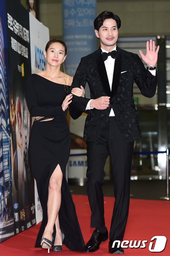 
Cặp đôi Ye Ji Won và Kim Ji Suk của Lại là Oh Hae Young sánh bước trên thảm đỏ.