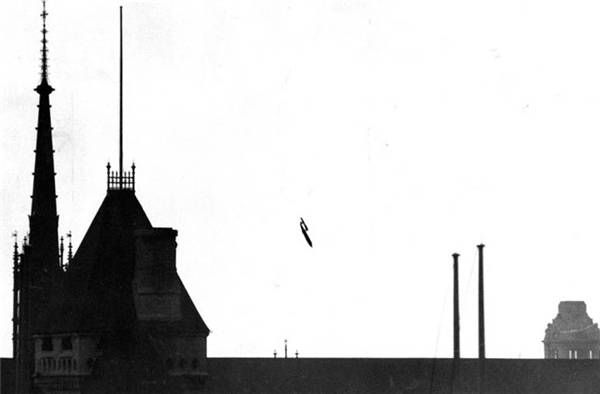 
Thời gian như ngừng trôi trong bức ảnh quả bom V-1 rơi xuống trung tâm London hồi năm 1945.