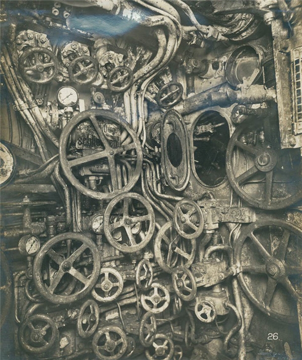 
Bên trong phòng điều khiển của tàu ngầm Đức UB-110. Ảnh chụp năm 1918.