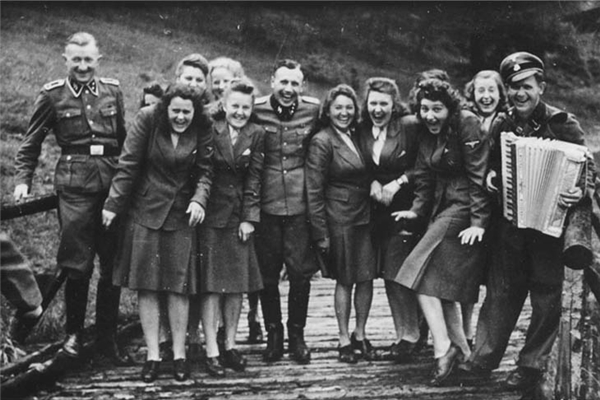 
Đội cận vệ SS của Đức Quốc xã chụp hình tại một khu nghỉ dưỡng cho quân nhân ở Auschwitz vào năm 1942.