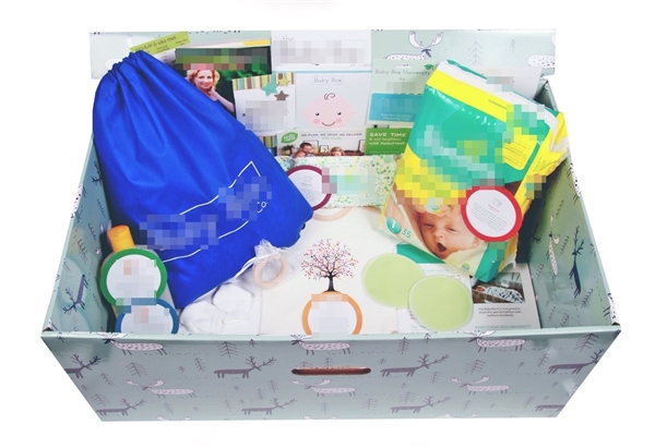 Những chiếc hộp ngủ bằng bìa carton được tặng miễn phí cho trẻ sơ sinh cùng các sản phẩm khác với tổng giá trị 150 USD. Ảnh: Baby Box.