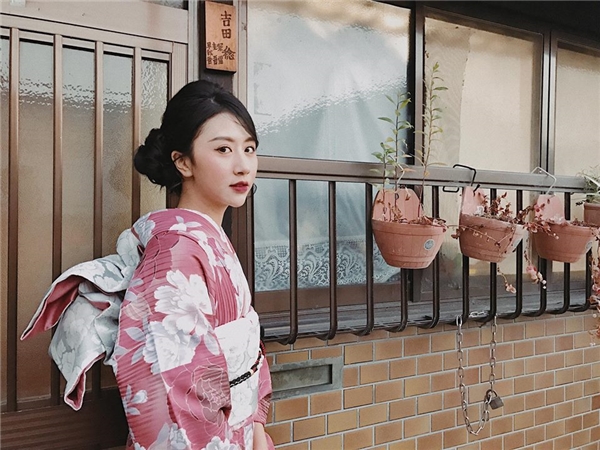 
Quỳnh Anh Shyn với kiểu tóc búi đơn giản, xinh đẹp đúng chất gái Nhật trong bộ đồ kimono.