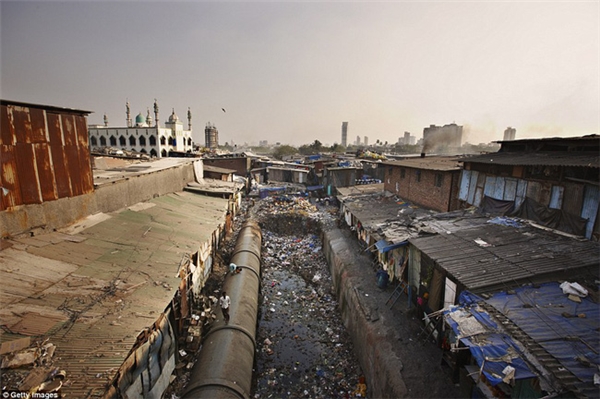 Những ngôi nhà sang trọng vẫn thản nhiên mọc lên giữa khu ổ chuột Dharavi xập xệ, cống rãnh đầy rác thải ở Mumbai (Ấn Độ).
