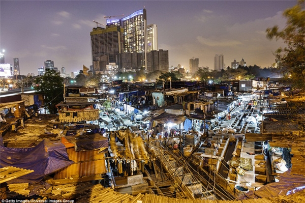 Khu vực Dhobi Ghat ở Mumbai nổi tiếng với những hiệu giặt là chuyên nhận đồ từ những khách sạn sang trọng tại khu vực liền kề.