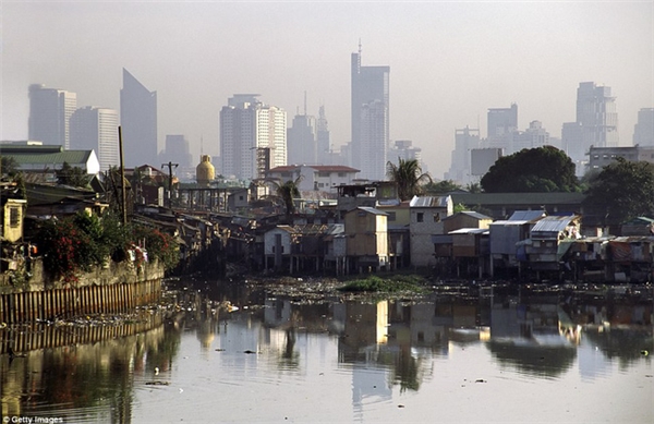 Kể cả khi người ta gọi Manila (Philippines) là thành phố của những tòa nhà chọc trời, thì nơi đây vẫn không thiếu những túp lều xiêu vẹo, chông chênh trên mặt nước.