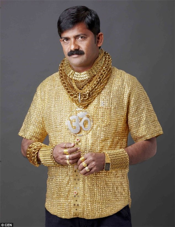 
8. Áo sơ mi - 250.000 đô (hơn 5,7 tỷ đồng): Chủ nhân của chiếc áo này là Datta Phuge, một nhà đầu tư vàng ở Ấn Độ. Nó được làm từ 14.000 miếng vàng 22 cara, được 15 thợ thủ công hoàn thành trong vòng 16 ngày. Nó nặng đến 3kg.