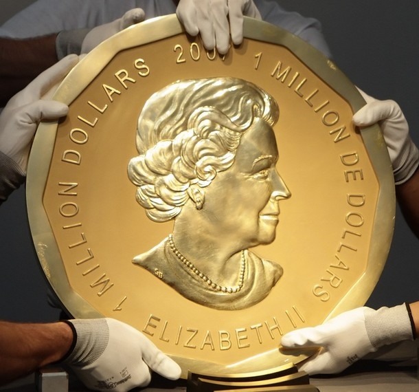
6. Đồng xu in hình Nữ hoàng Elizabeth - 997.000 đô (hơn 22,7 tỷ đồng): Đồng xu này được làm từ vàng nguyên chất 99,999%, đường kính 53cm, dày 3cm, nặng đến 100kg. Một mặt đồng xu in hình Nữ hoàng Elizabeth, mặt kia là hình chùm lá phong. Chi phí để đúc ra đồng xu này là 997.000 đô.