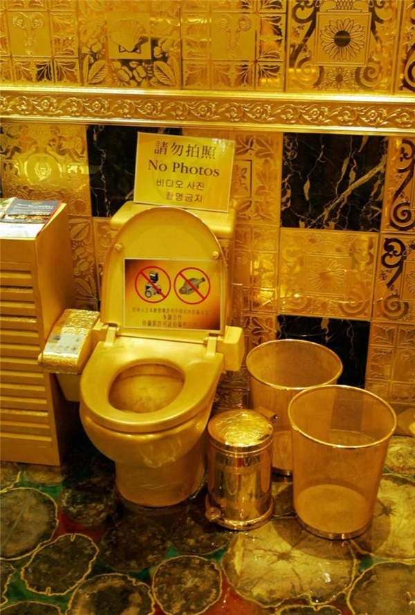 
5. Toilet - 2,5 triệu đô (hơn 57 tỷ đồng) + giấy toilet - 1,3 triệu đô (hơn 29 tỷ đồng): Bồn cầu toilet được đúc từ vàng nguyên chất 24 cara, tường và sàn cũng được mạ vàng, thậm chí sọt rác và giấy vệ sinh cũng đều là vàng. Toilet này hoạt động đầy đủ chức năng, có điều nó chỉ được trưng bày tại một showroom ở Hồng Kông, ai muốn vào tham quan đều phải mang bọc giày.