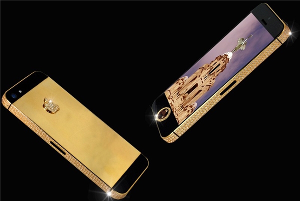
2. iPhone 5 - 15 triệu đô (hơn 342 tỷ đồng): Đây là chiếc điện thoại mắc nhất trên thế giới, làm từ vàng nguyên chất 22 cara và mất 9 tuần để hoàn thành. Phím Home được gắn một viên kim cương đen 26 cara, logo táo khuyết sau lưng gồm 53 viên kim cương, và đường viền quanh máy cũng được khảm 600 viên kim cương khác, màn hình được ốp kính sapphire.
