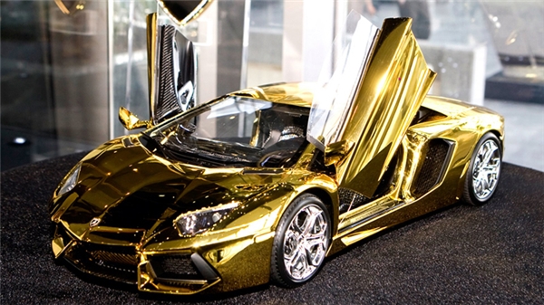 
1. Lamborghini - 62 triệu đô (hơn 1.400 tỷ đồng): Năm 2012, showroom Lamborghini ở Dubai giới thiệu chiếc Lamborghini làm hoàn toàn bằng 500kg vàng nguyên chất, bạch kim, và khảm kim cương. Nó chỉ là một phiên bản mẫu, nhỏ hơn chiếc Lamborghini thường, được định giá 7,8 triệu đô (hơn 177 tỷ đồng). Điều đó có nghĩa là chiếc Lamborghini vàng có kích thước thật phải có giá trị là 62 triệu đô.