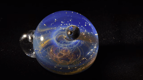 
Cả dải ngân hà như chứa đựng trong quả cầu thủy tinh.