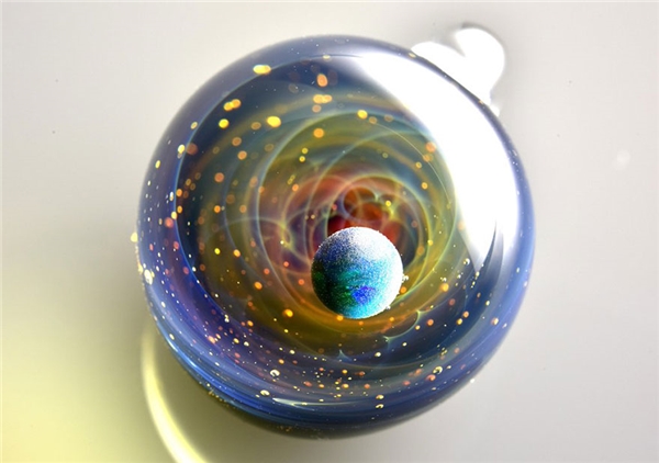 Cả vũ trụ huyền ảo thu nhỏ vào trong những quả cầu thủy tinh