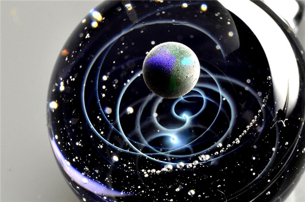 Cả vũ trụ huyền ảo thu nhỏ vào trong những quả cầu thủy tinh