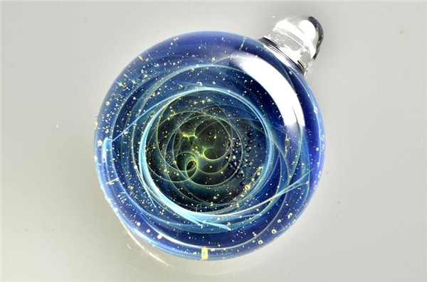 
Vũ trụ bao la như thu nhỏ vào trong những quả cầu thủy tinh của nghệ nhân Satoshi Tomizu.