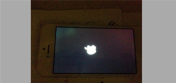 
Một chiếc iPhone bị lỗi hở sáng màn hình.