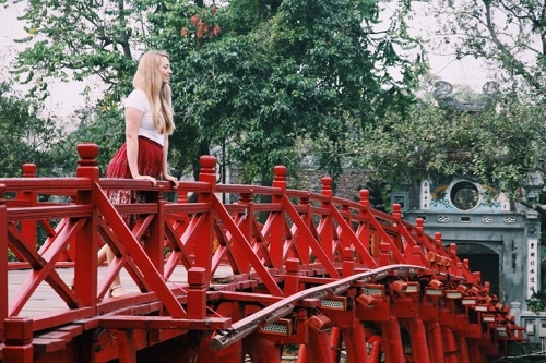 
Phoebe - Nữ blogger người Australia thích thú khi đi dạo trên cầu Thê Húc dẫn vào đền Ngọc Sơn. (Ảnh: Internet)