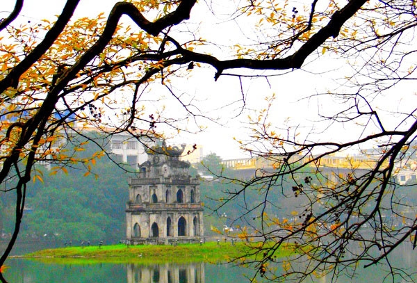  
Tháp Rùa oai nghiêm lặng lẽ giữa hồ Gươm - biểu tượng của Hà Nội. (Ảnh: Internet)