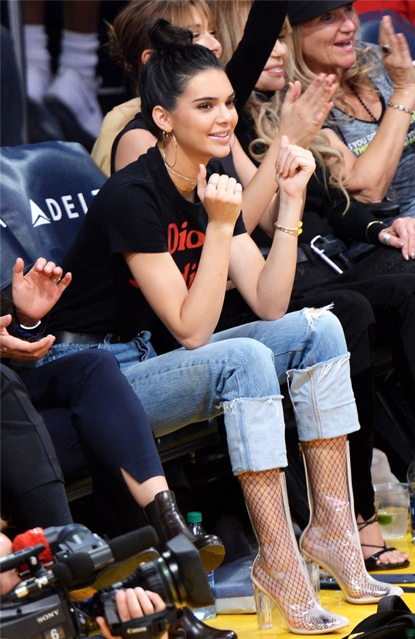 
Cô em Kendall Jenner cũng diện boots PVC với tất lưới cũng đang "hoành hành" thị trường thời trang thời gian gần đây.