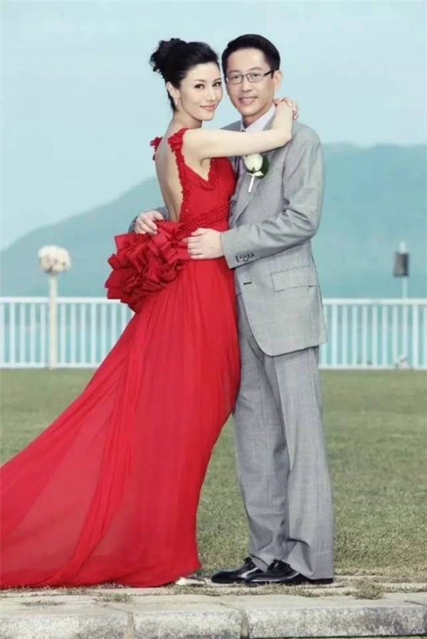 
Đám cưới của hoa hậu đẹp nhất Hồng Kông Lý Gia Hân và đại gia Hứa Tấn Hanh tiêu tốn 100 triệu tệ (350 tỷ đồng).
