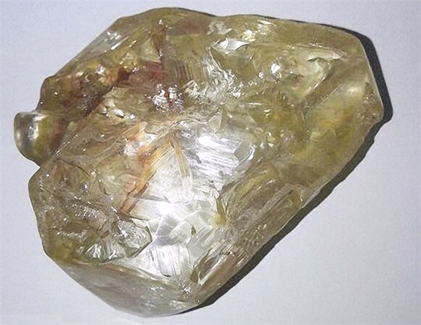 
Viên kim cương nặng 706 carat được mục sư Emmanuel Momoh tìm thấy ở làng Sierra Leone.