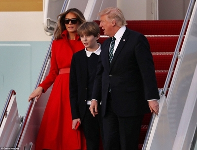Khoảnh khắc hiếm hoi cùng cha mẹ tại Nhà Trắng của cậu út nhà Trump