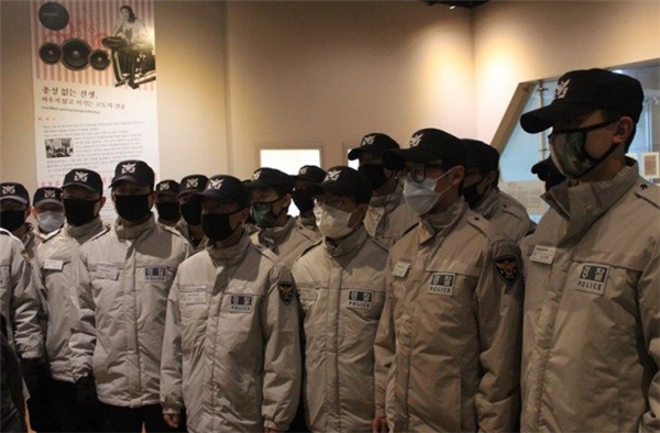 
T.O.P (ngoài cùng bên phải) trong bộ đồng phục cảnh sát khiến các fan "choáng váng" vì phong độ bảnh bao.