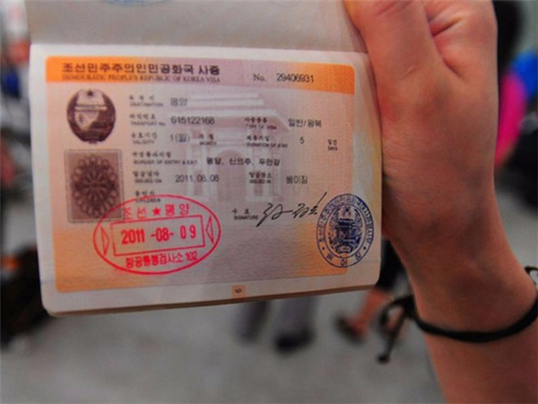 Trên thực tế, mỗi năm Triều Tiên chỉ tiếp nhận một lượng giới hạn du khách. Chính vì vậy, con dấu trên hộ chiếu Triều Tiên cũng được đánh giá là rất đặc biệt. Để có thể vào đất nước này, bạn phải đặt tour qua công ti du lịch mà được chính phủ kiểm soát.