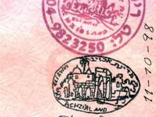 Là một quốc gia siêu mini, Akhzivland nằm tại bắc Địa Trung Hải, gần Israel. Cả quốc gia này chỉ có 2 người dân nhưng cũng có dấu hộ chiếu riêng.