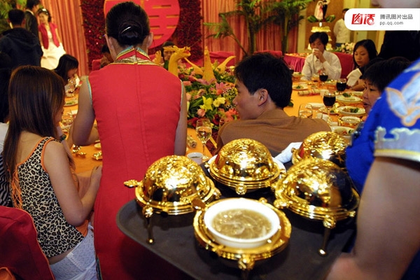
Những đám cưới ngập trong vàng tại Trung Quốc.
