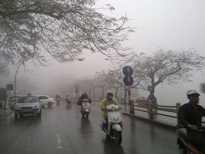Thời tiết Hà Nội những ngày vừa qua đã gây ảnh hưởng tới sinh hoạt của người dân.