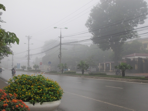 Sương mù dày đặc và mưa phùn ẩm vẫn "ám ảnh" người dân Thủ đô.