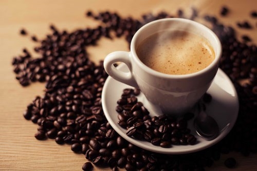 Mọi người đều biết uống cà phê khiến đầu óc tỉnh táo minh mẫn hơn, đó là nhờ chất caffein sau 10h vẫn còn lại ¼ trong cơ thể. Vậy nên nếu bạn muốn có một giấc ngủ ngon, đừng uống cà phê vào buổi tối.