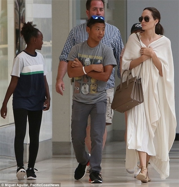 Ngỡ ngàng trước sự trưởng thành của con nuôi gốc Việt nhà Jolie-Pitt
