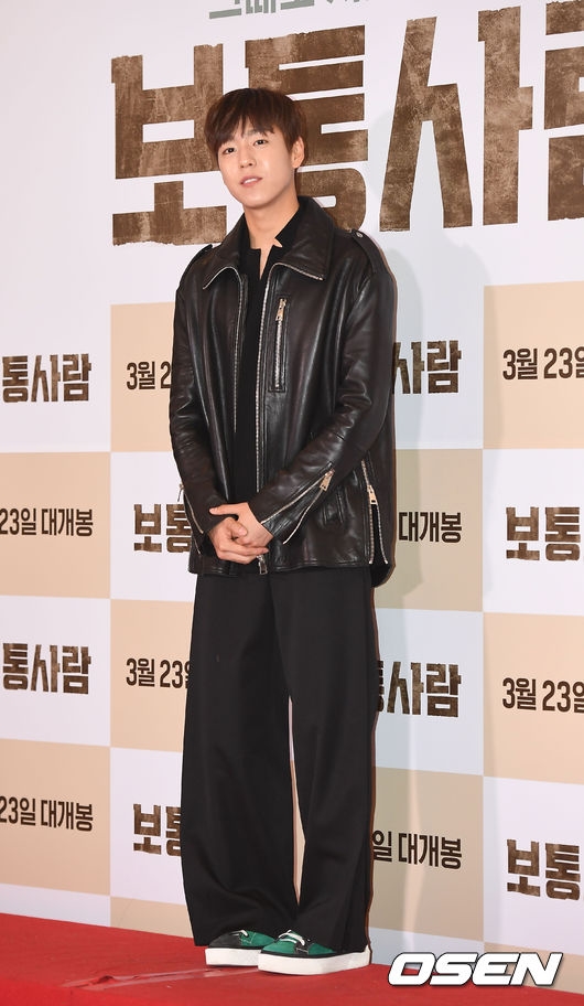 
Nam diễn viên Lee Hyun Woo sở hữu gương mặt điển trai theo kiểu thư sinh nhưng anh lại xuất hiện trong bộ trang phục "khó hiểu".