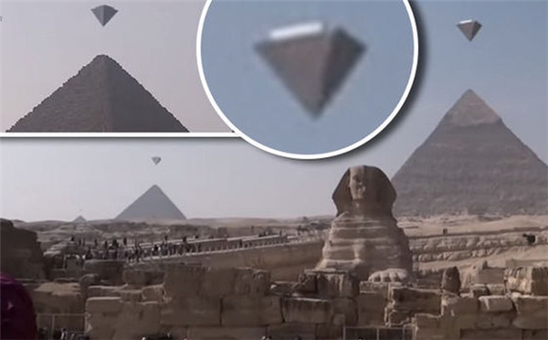 
Cận cảnh UFO hình kim tự tháp lộn ngược "hoành hành" trong khu vực kim tự tháp Giza. (Ảnh: Internet)