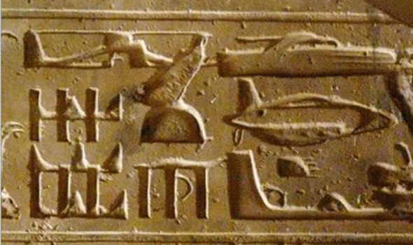 
UFO cũng đã từng xuất hiện trong các bản vẽ của sách cổ Ai Cập. (Ảnh: Internet)